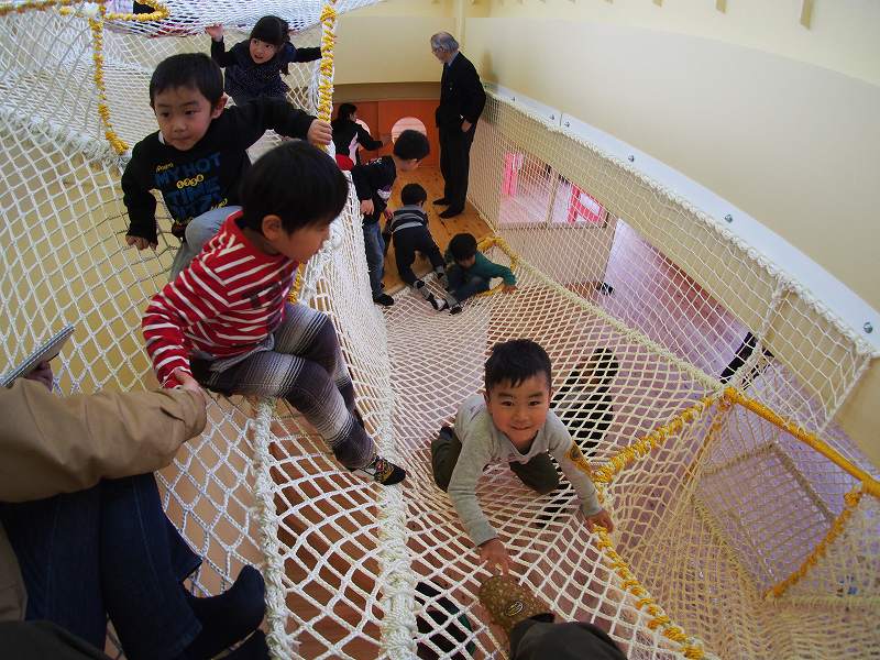 鹿児島の神村学園付属幼稚園（室内ネット遊具）の画像
