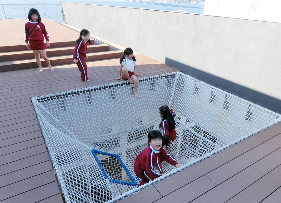 海が見える屋上デッキから2階デッキへつながる遊具の画像