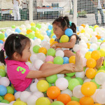 ボールプールで遊ぶ子どもたち
