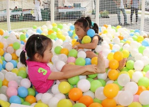 ボールプールで遊ぶ子どもたち
