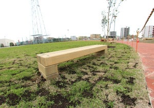 八潮駅前ベンチ