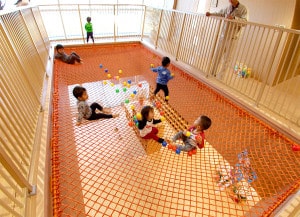 フェンスで守られた遊び