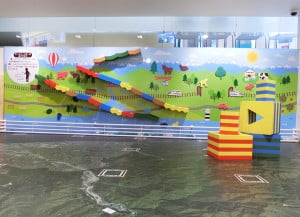 壁面に磁石で張り付くボールコースター