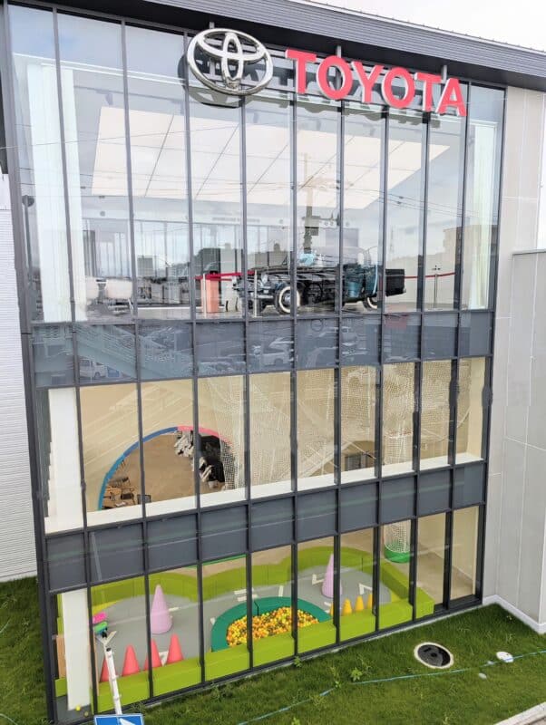 宮崎トヨタ大塚店_キッズコーナー_外から