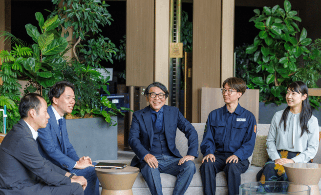 グランドメルキュール八ヶ岳リゾート＆スパの遊び場「杜のエイト」で関係者（大人）が話している様子