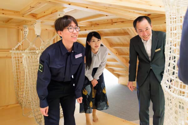 グランドメルキュール八ヶ岳リゾート＆スパの遊び場「杜のエイト」で関係者（大人）が遊具を見て話している様子