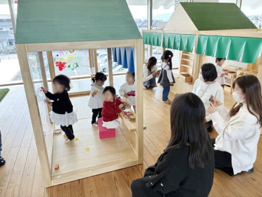川西町こども・子育て広場「もくいく」で遊ぶ子どもたちと見守る保護者さん
