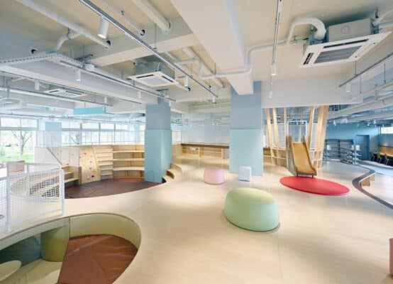 築上町図書館「築きのもり」_本棚と滑り台などの遊具が一体化した「あそべるほんだな」