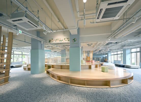 築上町図書館「築きのもり」_本棚と滑り台などの遊具が一体化した「あそべるほんだな」