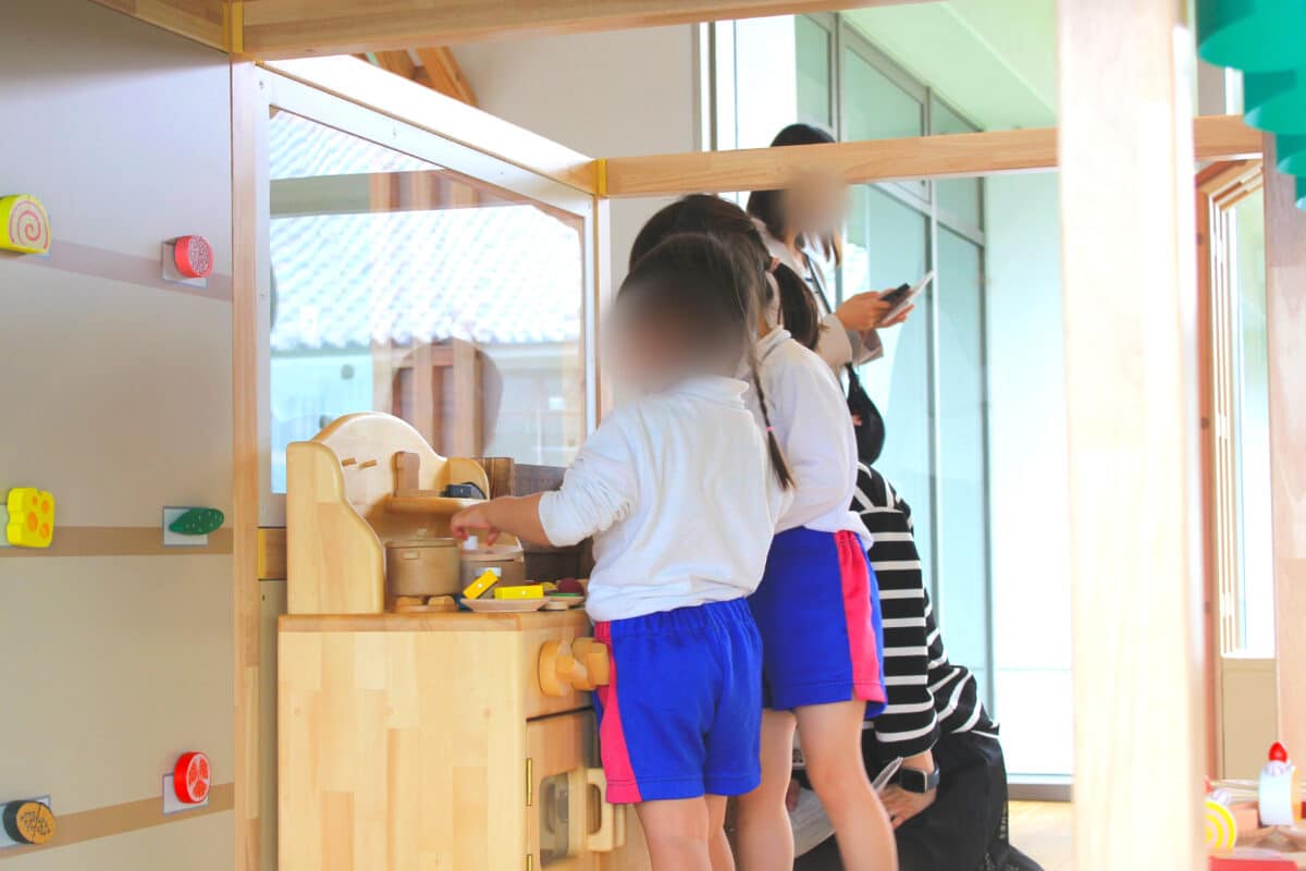 ごっこ遊びをする子どもたち