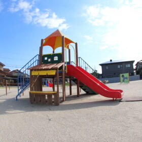 朝菜町・堀川町公園の複合遊具