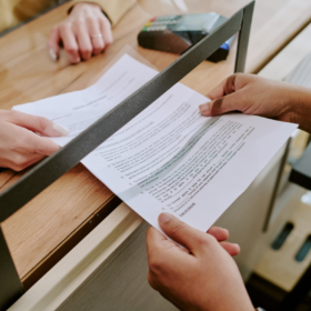 書類を窓口で渡している様子