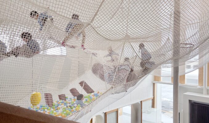 立山町防災児童館複合施設「アカリエ」 室内ネット遊具