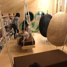 バーンフュージョンソライ内で子供と親が本を読んでいる様子