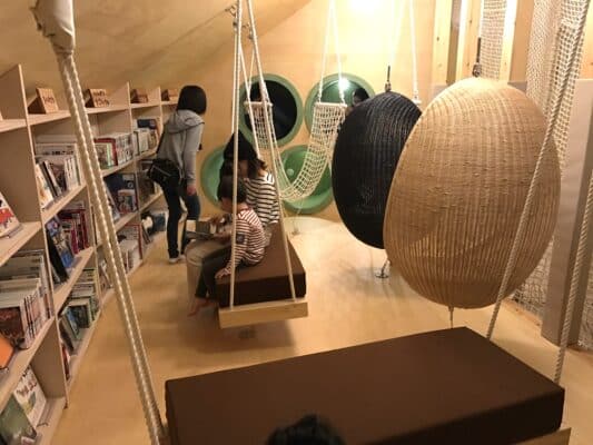 バーンフュージョンソライ内で子供と親が本を読んでいる様子