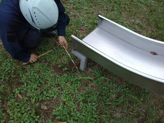都市公園の滑り台を点検している様子