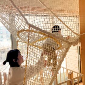 札幌ゆたか幼稚園内に設置されたよじ登れるネット遊具