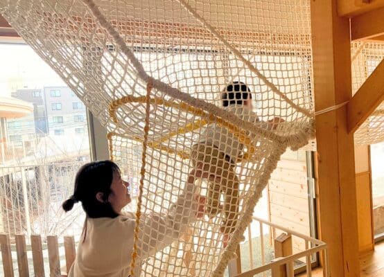 札幌ゆたか幼稚園内に設置されたよじ登れるネット遊具