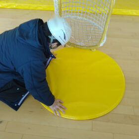 施設内にある遊具を点検している様子