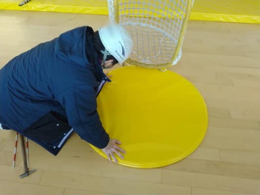 施設内にある遊具を点検している様子