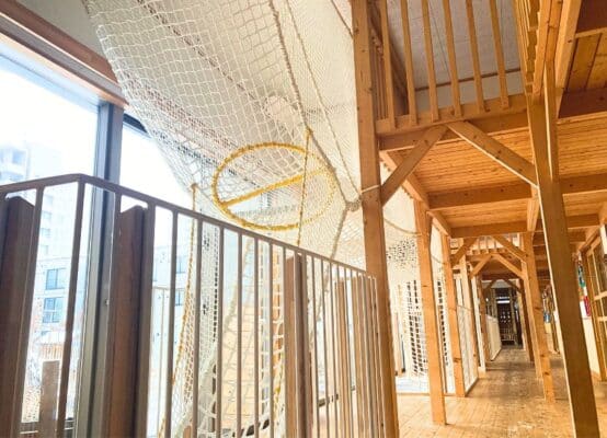 札幌ゆたか幼稚園内に設置された橋のような形状のネット遊具