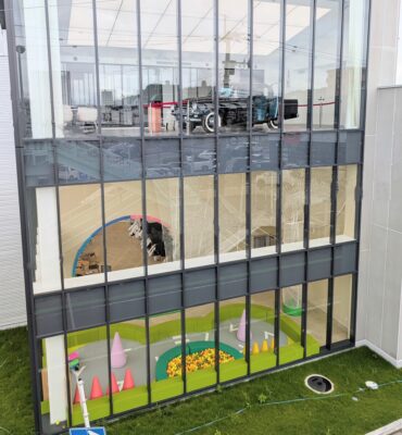 外から見た宮崎トヨタ大塚店キッズスペース