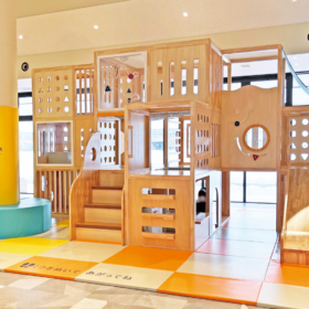 道の駅まるごと射水のキッズエリアに置かれたキュービックウッドの全体像