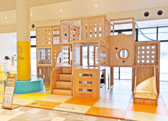 道の駅まるごと射水のキッズエリアに置かれたキュービックウッドの全体像